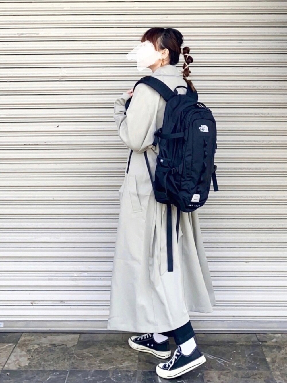「トレンチコート、スプリングコート、リュック、バックパック、春コーデ、春、モノトーン、モノトーンコーデ、春アウター、春服」｜「moment+の【2021S/S new arrival】ルーズロングトレンチコート（トレンチコート、グリーン系）」を使った、SIZUさん（レディース・156cm）の春コーディネートの1枚目の写真