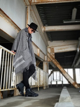 「アイテム（ポンチョ、グレー系）」を使った、Toshiki Yoshimuraさん（メンズ・174cm）の秋コーディネート