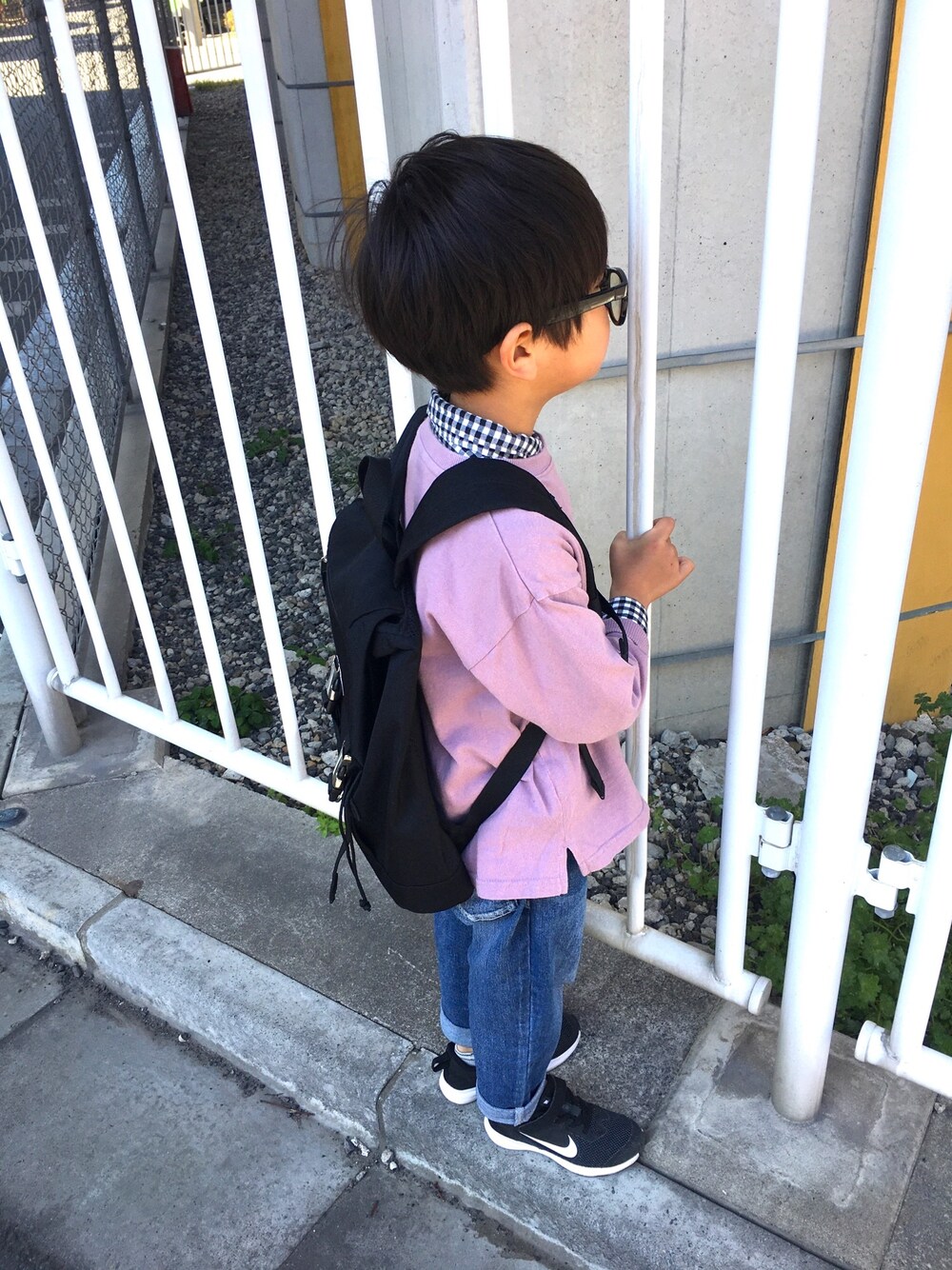 ピンク系のスウェット、ブルー系のデニムパンツ、ブラック系のシャツ/ブラウスを着用したキッズの春コーディネートの1枚目の写真