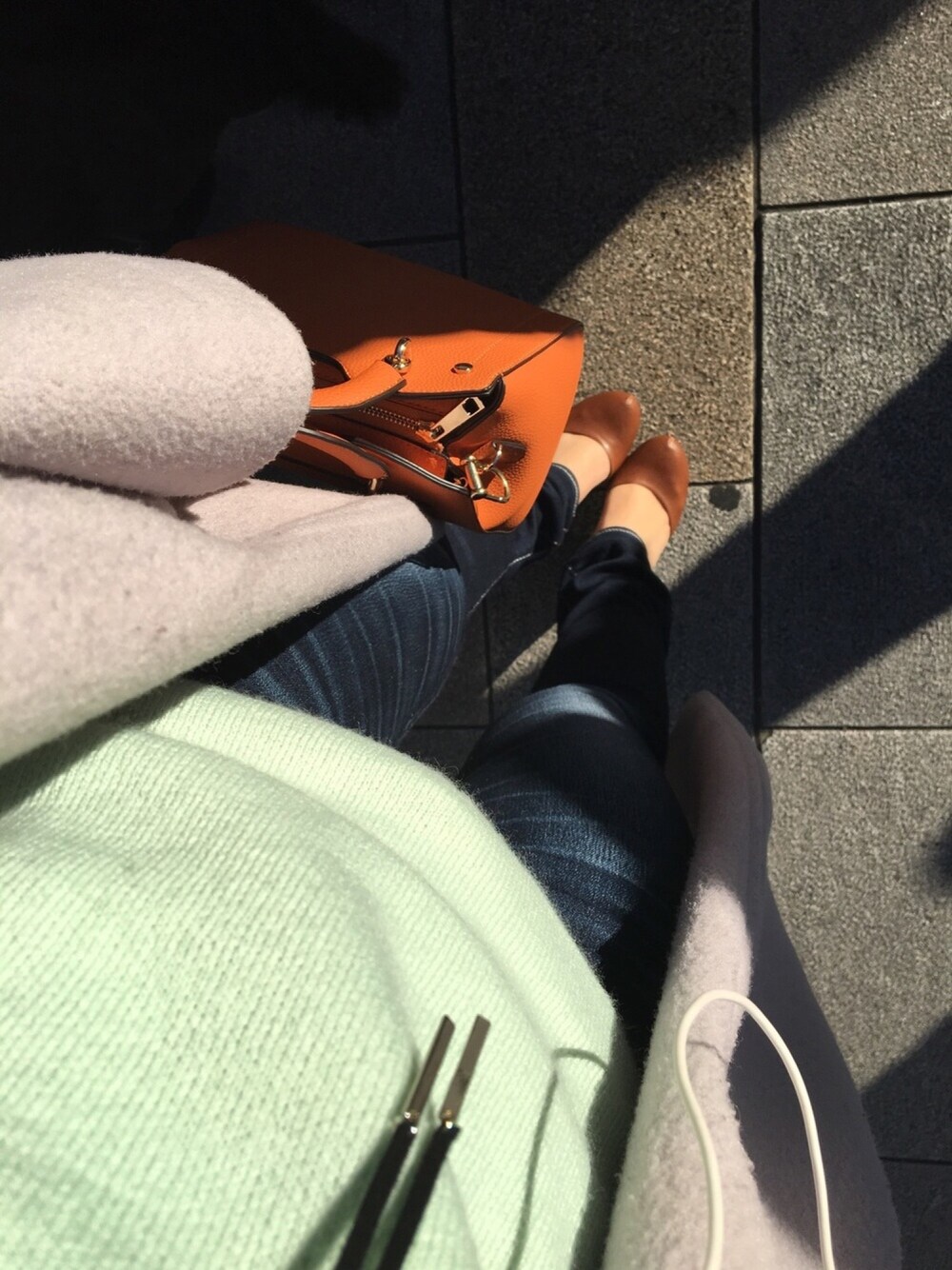 「パンツスタイル、denim、rienda、eimy istoire、SLY、moussy」｜「riendaのラウンドハンドルショルダーBAG（ショルダーバッグ、オレンジ系）」を使った、あーかさん（レディース・158cm）の冬コーディネートの1枚目の写真