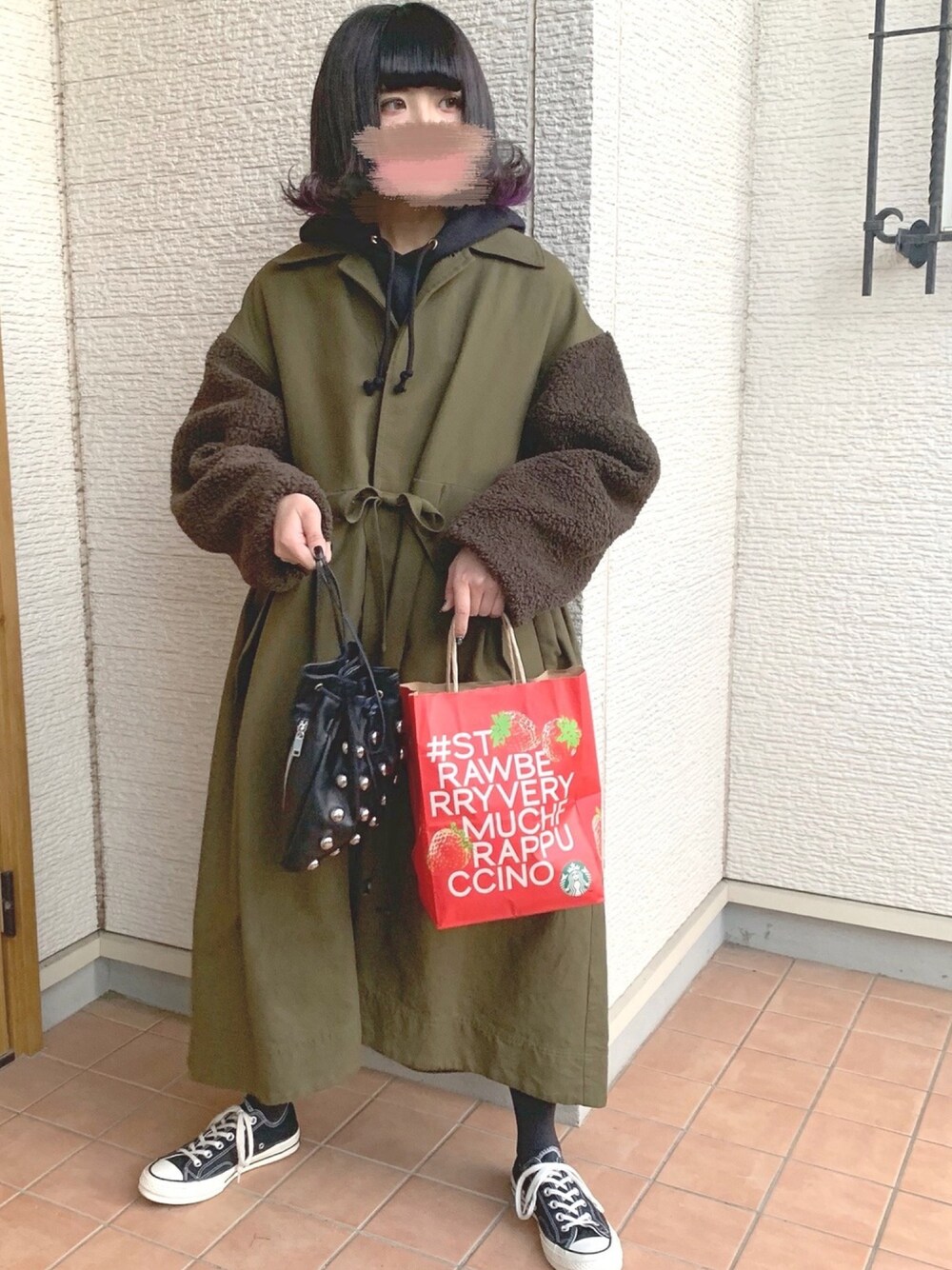 「ロングコート、コンバース、パーカー、GU、カジュアル、CLANE、ボアコート」｜「CLANEの【CLANE】BOA SLEEVE MODS COAT（ダウンジャケット/コート、グリーン系）」を使った、R e i n aさん（レディース・154cm）の冬コーディネートの1枚目の写真