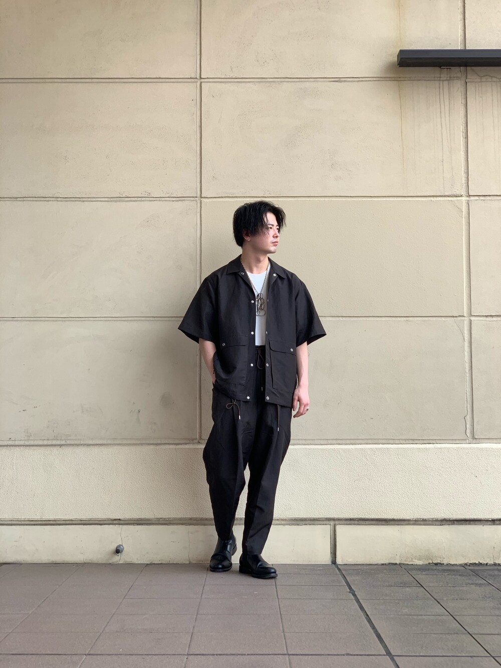 ブラウン系のシャツ/ブラウス、ブラウン系のパンツを着用したメンズの春コーディネートの1枚目の写真