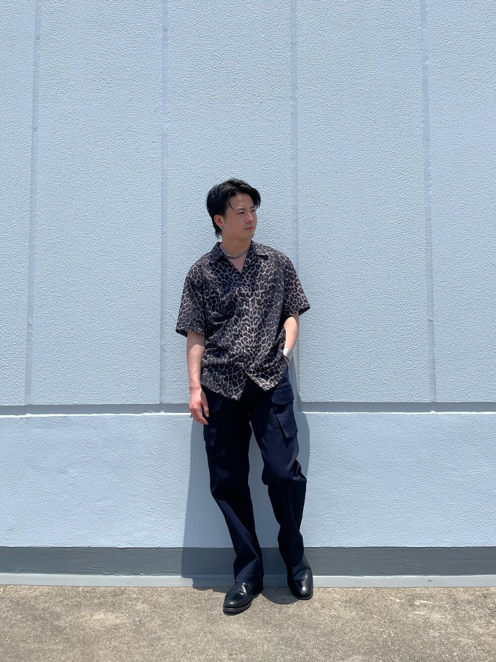 グレー系のシャツ/ブラウス、ブルー系のカーゴパンツを着用したメンズの夏コーディネートの1枚目の写真