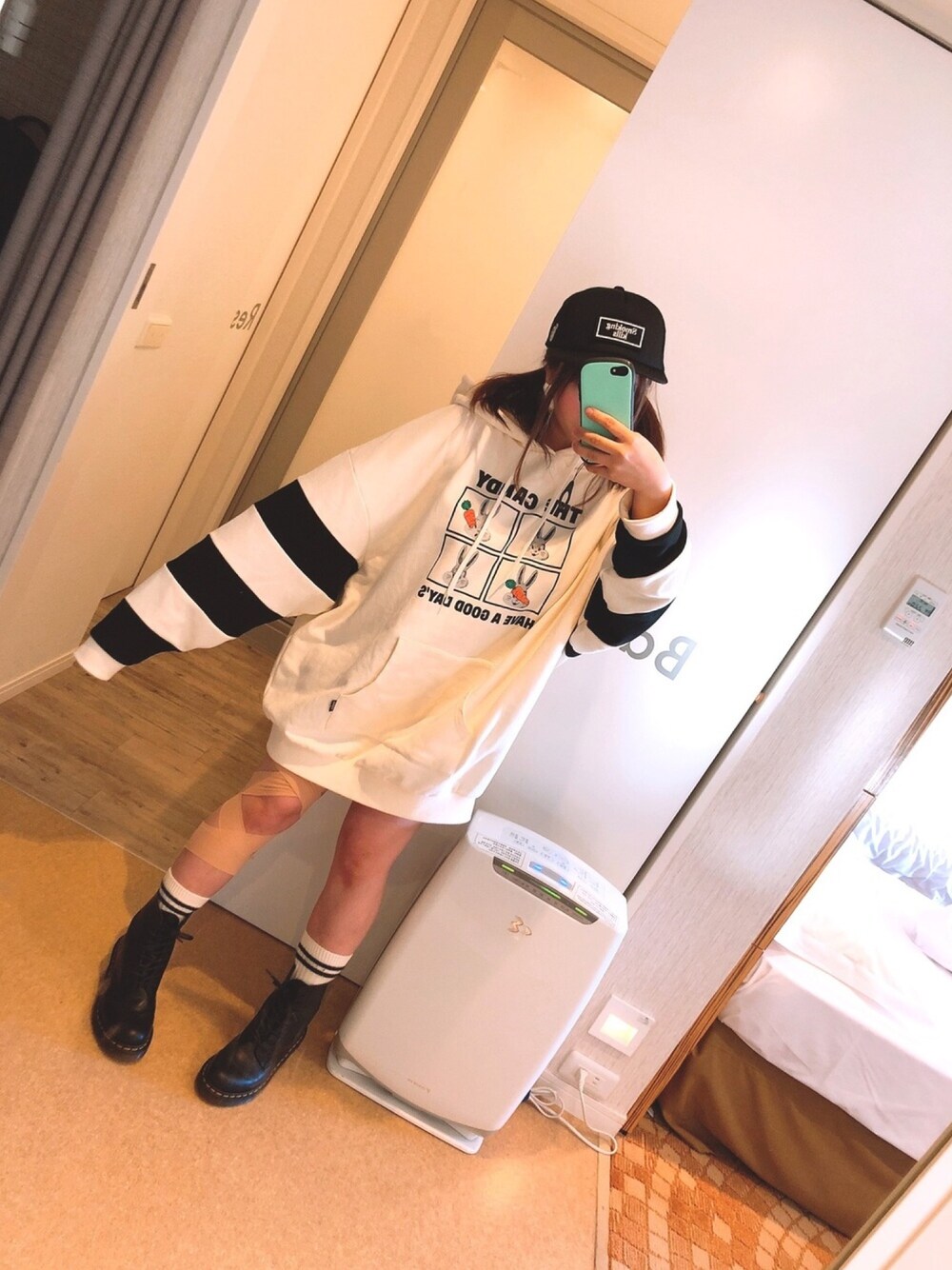 「カジュアル、ストリートMIX、ハロウィン、キャンディストリッパー、ドクターマーチン、FR2、パーカーワンピース、ワンピース、キャンスパ、USJ」｜「Candy StripperのGOOD DAY'S HOODIE ワンピース（ワンピース、ホワイト系）」を使った、meruuu*さん（レディース・153cm）の秋コーディネートの1枚目の写真