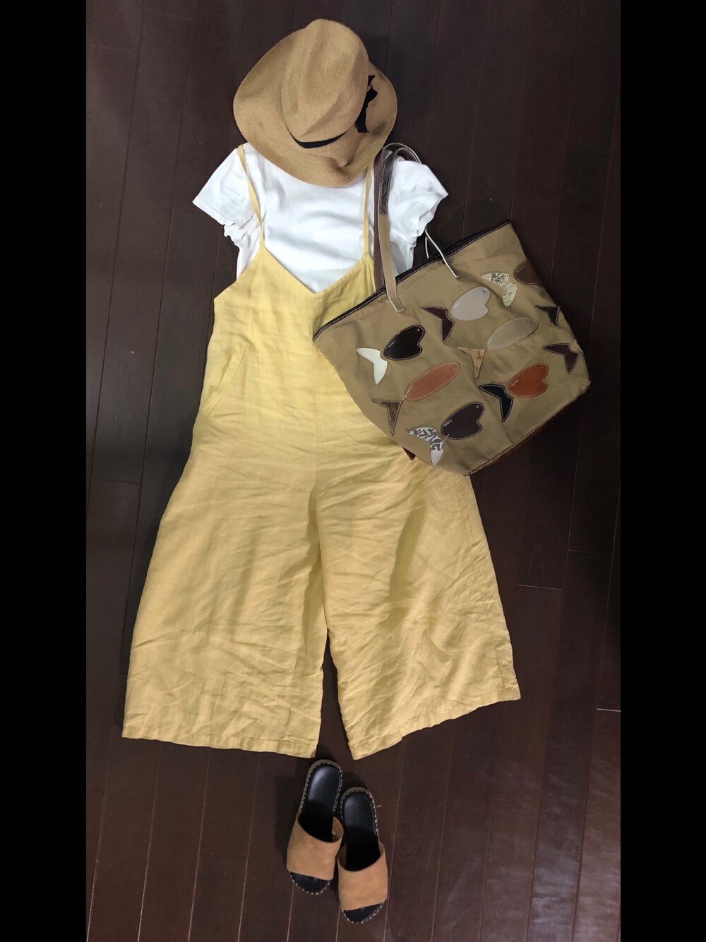 ホワイト系のTシャツ/カットソー、イエロー系のサロペット/オーバーオール、ベージュ系のサンダルを着用したレディースの夏コーディネートの1枚目の写真