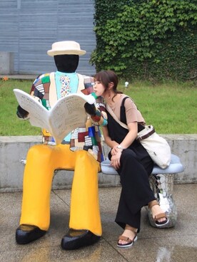 「KBF（ケイビーエフ）のテープショルダーサロペット（サロペット/オーバーオール、ブラック系）」を使った、a....さん（レディース・163cm）の秋コーディネート