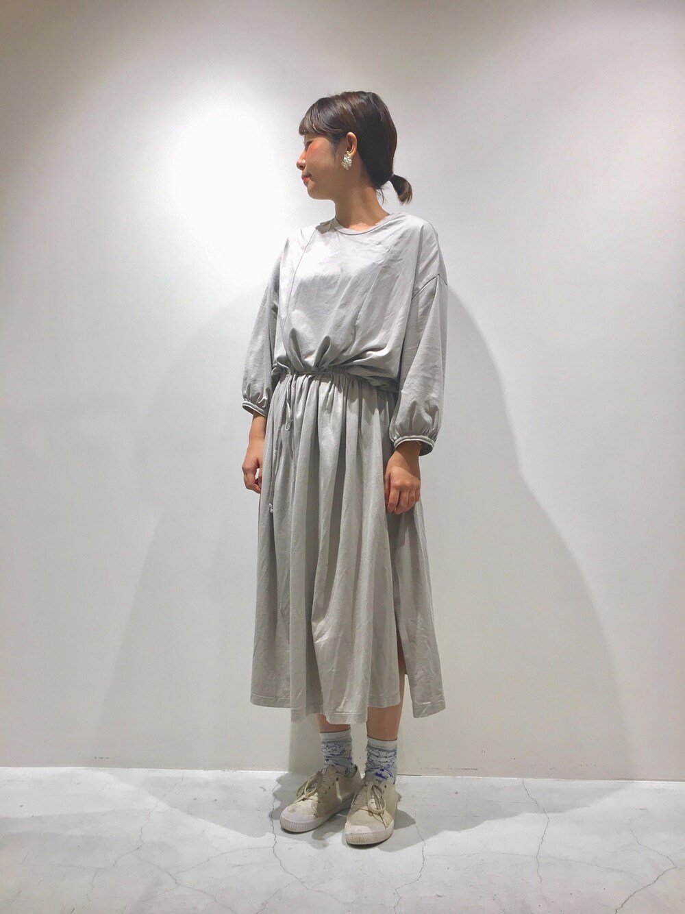 グレー系のワンピース、シルバー系のイヤリング（片耳用）を着用したレディースの夏コーディネートの1枚目の写真