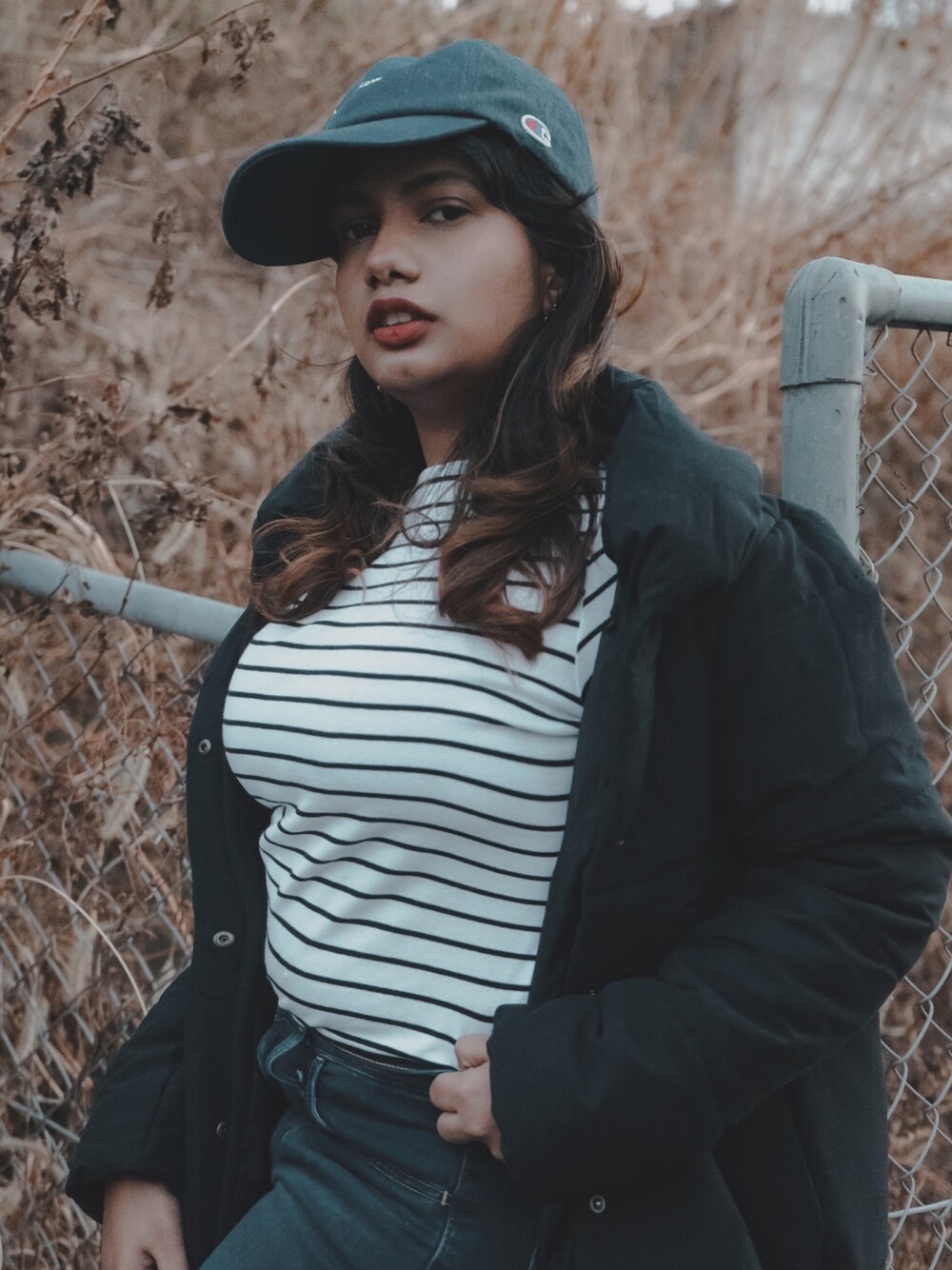 「fall、winter、blue、stripe、casual、Japan、denim、curvy、Petite Girl🙋」｜「earth music&ecologyの中綿ロングコート（ダウンジャケット/コート、ブルー系）」を使った、nirugramsさん（レディース・153cm）の冬コーディネートの1枚目の写真