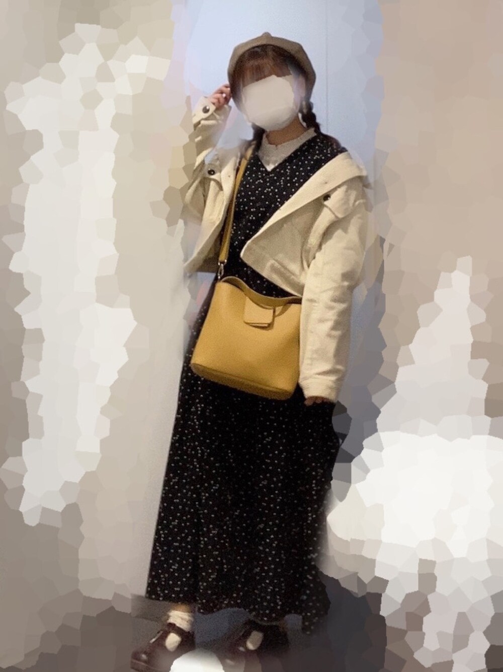 イエロー系のショルダーバッグ、ブラウン系のドレスシューズ、ホワイト系のジャケット/アウターを着用したレディースの秋コーディネートの1枚目の写真