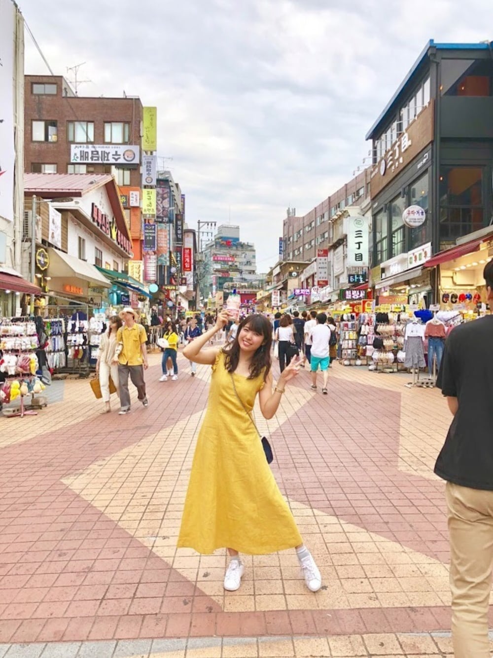 「スニーカー、ワンピース、イエロー、韓国、リネン、旅行、ワンピース×スニーカー、韓国ファッション、imvely」｜「imvelyのアイテム（ワンピース、イエロー系）」を使った、友里さん（レディース・162cm）の秋コーディネートの1枚目の写真