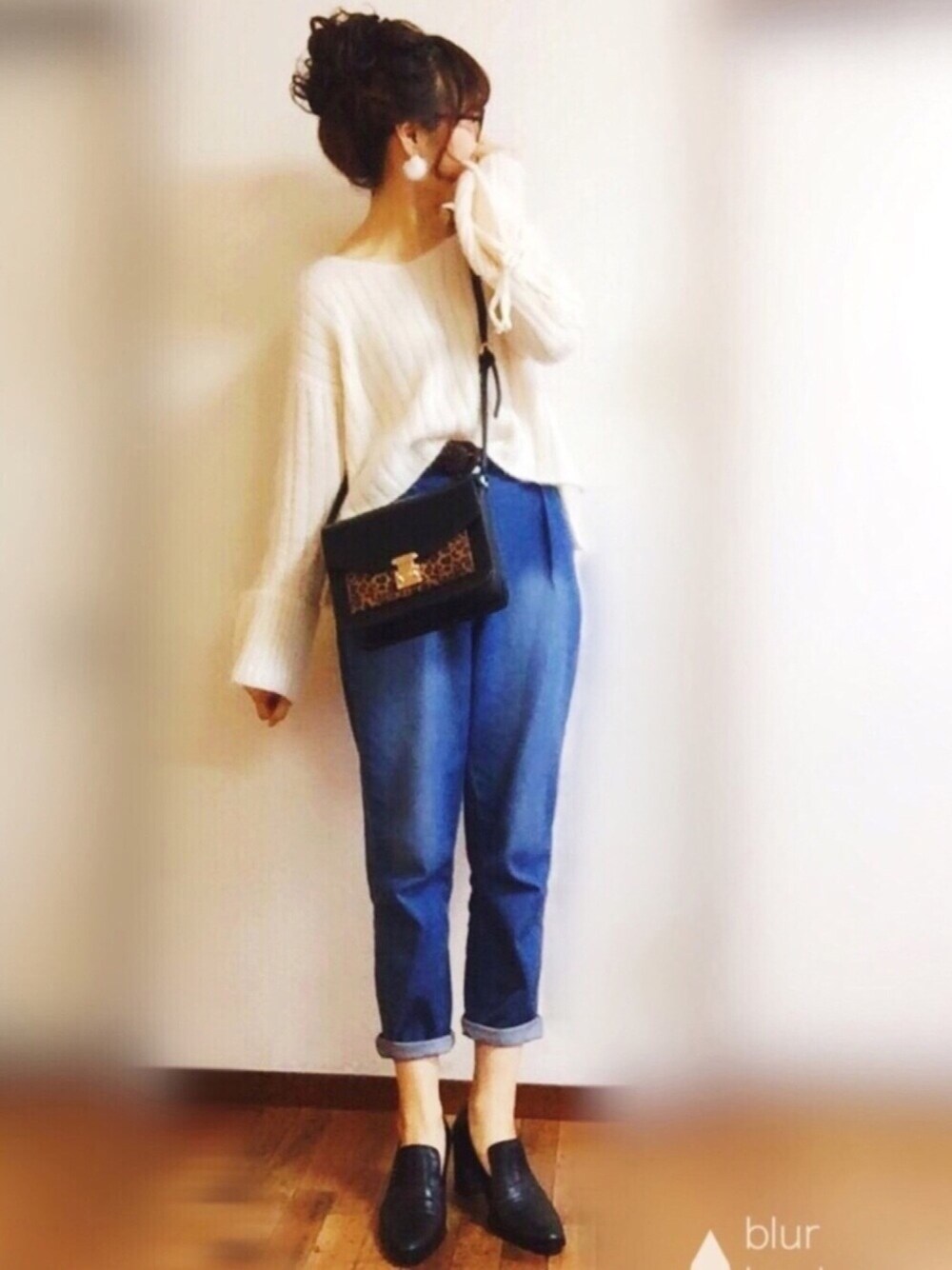 ホワイト系のニット/セーター、ブルー系のその他パンツ、ブラック系のショルダーバッグを着用したレディースの冬コーディネートの1枚目の写真