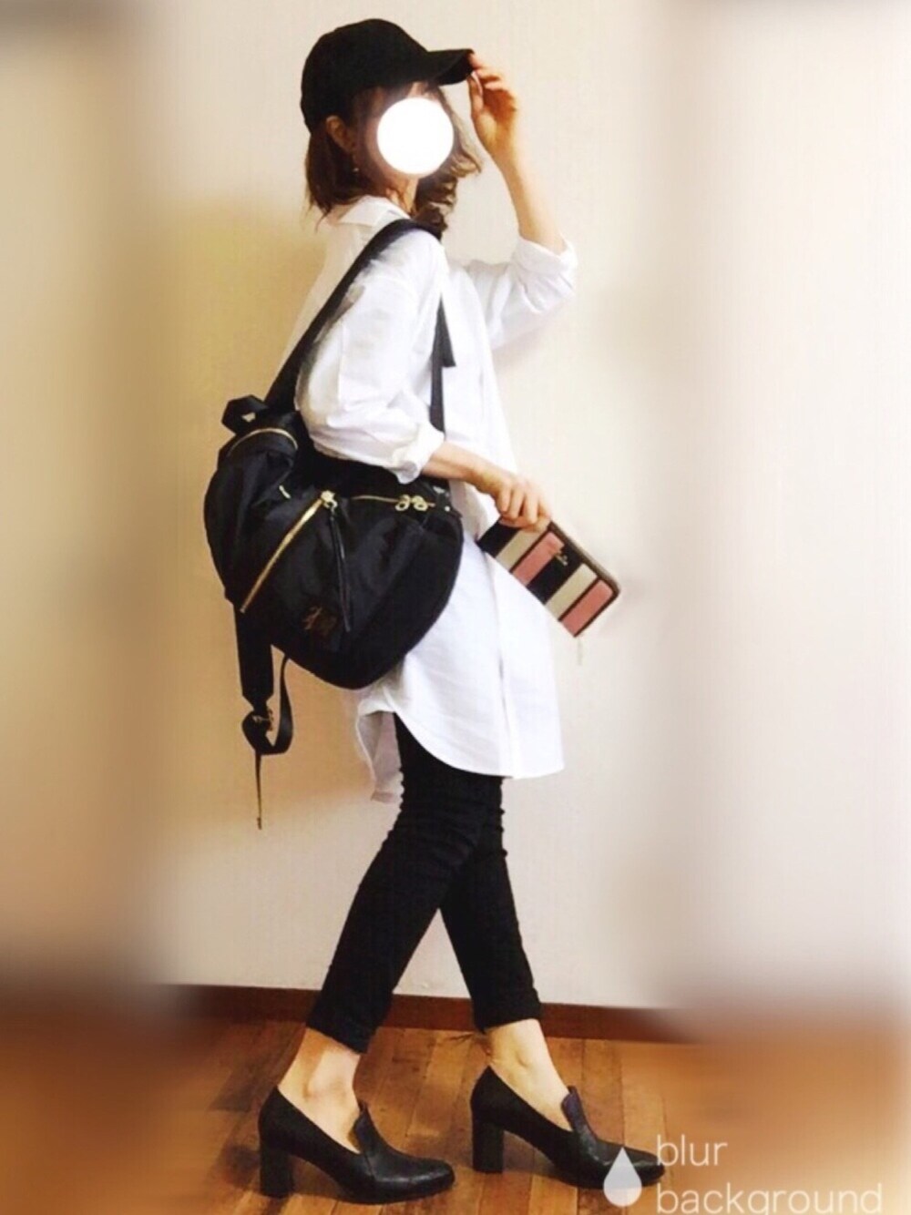 ホワイト系のシャツワンピース、ブラック系のバックパック/リュック、ブラック系のその他パンツを着用したレディースの春コーディネートの1枚目の写真