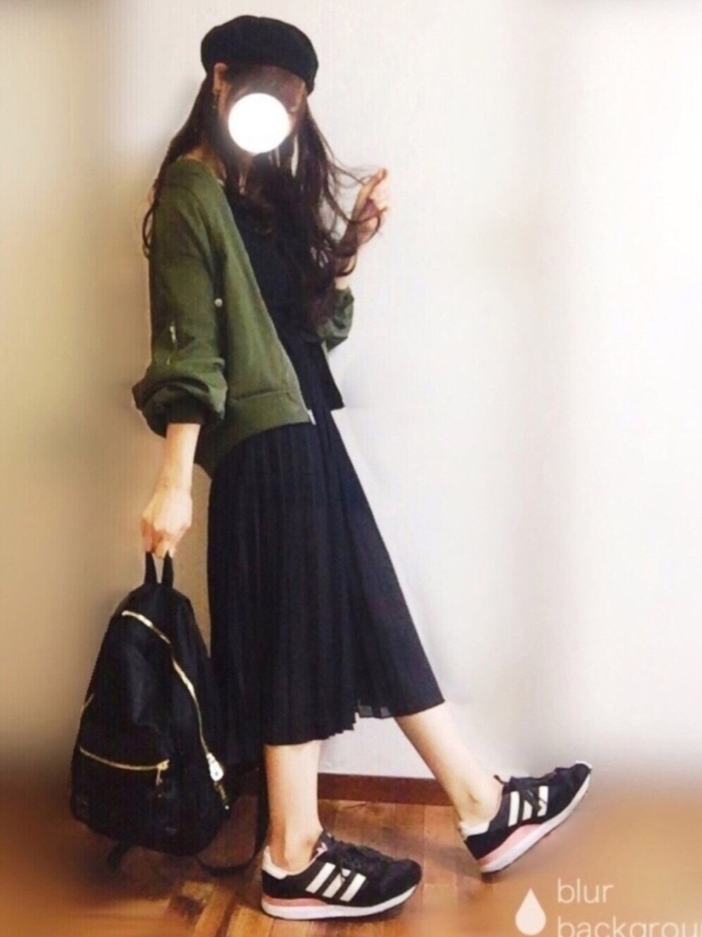 グリーン系のMA-1、ブラック系のその他パンツ、ブラック系のバックパック/リュックを着用したレディースの春コーディネートの1枚目の写真