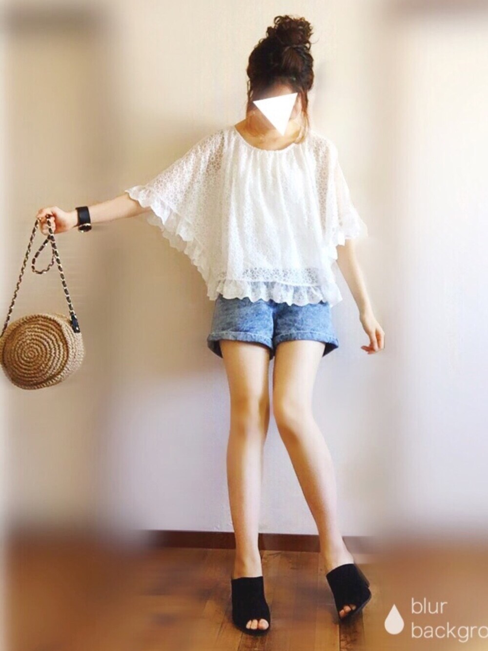 ブルー系のパンツ、ベージュ系のショルダーバッグ、ブラック系のサンダルを着用したレディースの春コーディネートの1枚目の写真