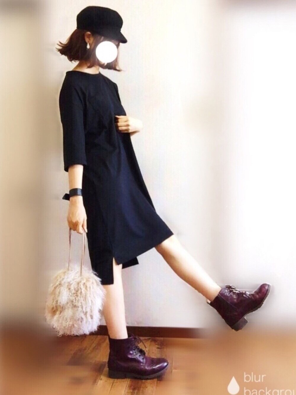 ブラック系のワンピース、ベージュ系のショルダーバッグ、レッド系のブーツを着用したレディースの夏コーディネートの1枚目の写真