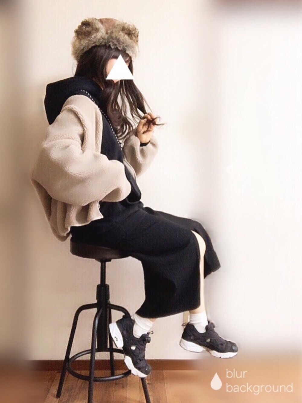 「黒ニット、ニットスカート、パーカー、フライトキャップ、ファー小物、サコッシュ、タイトスカート、ポンプフューリー、プチプラ」｜「natural coutureのボアコート（ブルゾン、ベージュ系）」を使った、ぴょんさん（レディース・167cm）の冬コーディネートの1枚目の写真