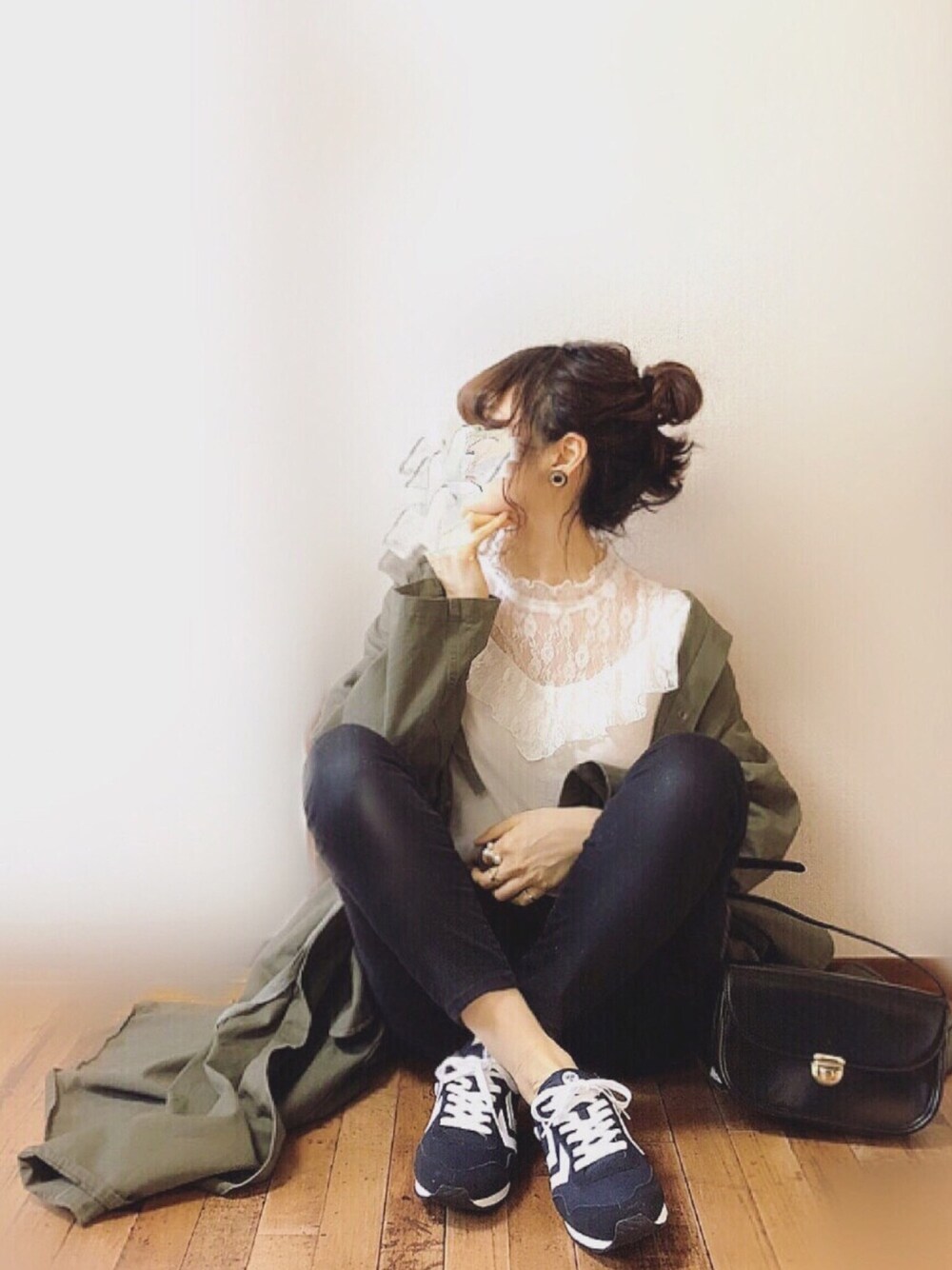 ブラック系のスニーカー、ホワイト系のシャツ/ブラウス、グリーン系のその他アウターを着用したレディースの春コーディネートの1枚目の写真