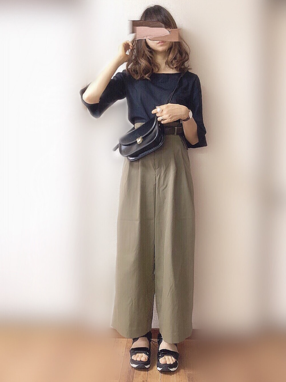 「夏セールで買いました、スポーツサンダル、カーキ、ワイドパンツ、チノパン、大人コーデ、ショルダーバッグ」｜「SENSE OF PLACE by URBAN RESEARCHのフレアスリーブセーター(6分袖)（ニット/セーター、ブラック系）」を使った、ぴょんさん（レディース・167cm）の夏コーディネートの1枚目の写真