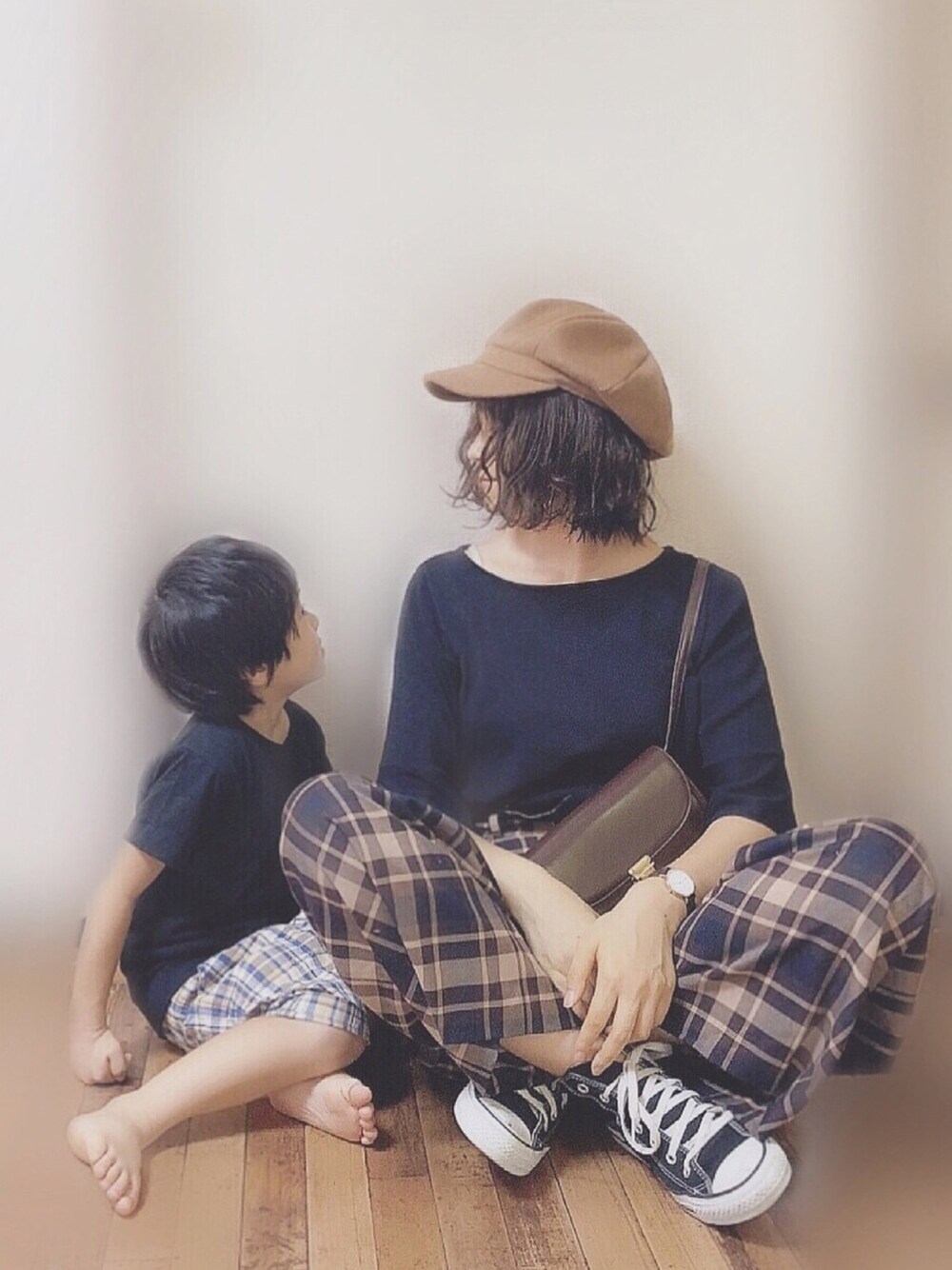 ブラック系のニット/セーター、ブラウン系のその他パンツ、ブラック系のスニーカーを着用したレディースの秋コーディネートの1枚目の写真