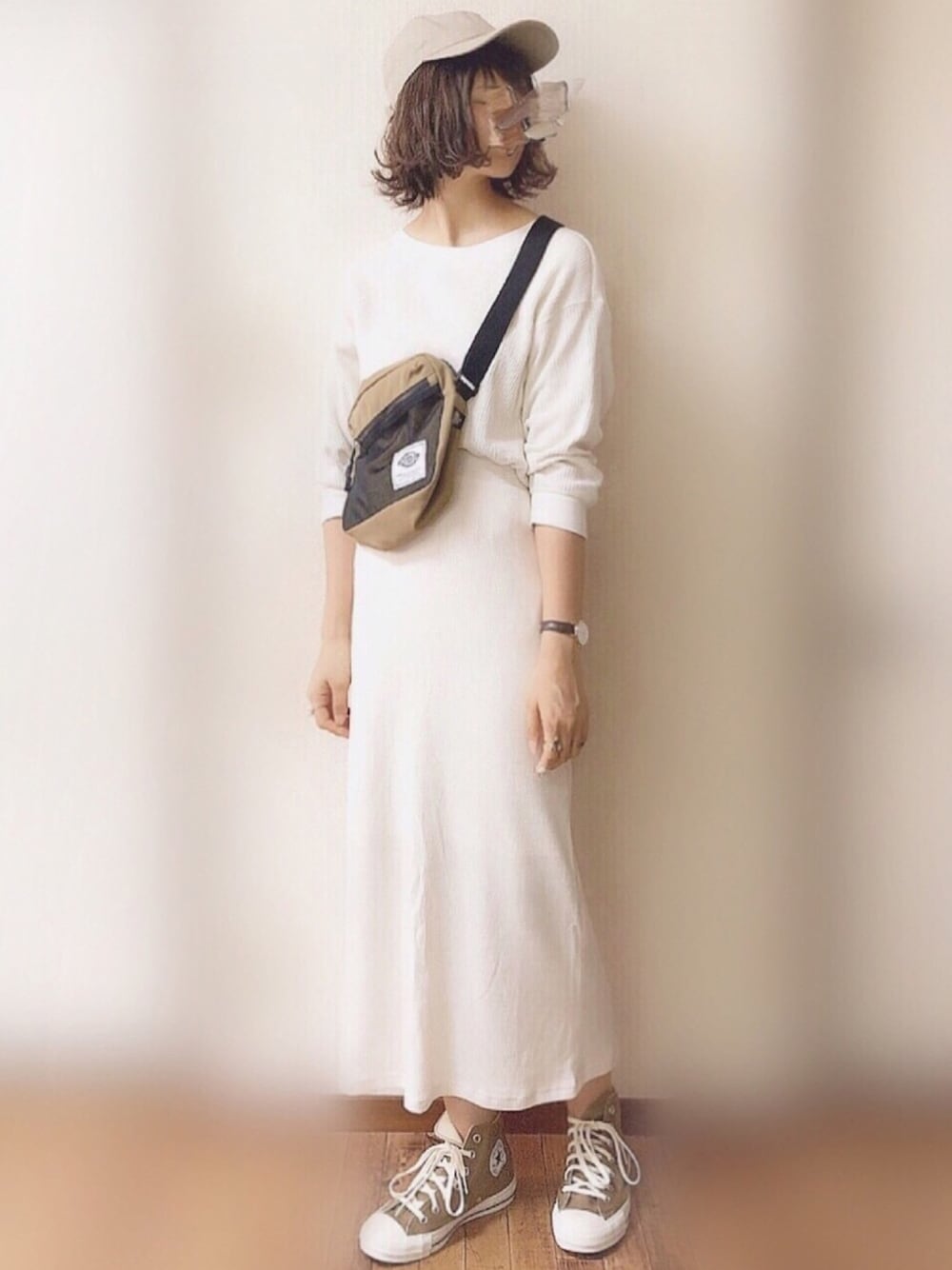 ホワイト系のTシャツ/カットソー、ホワイト系のスカート、ブラウン系のスニーカーを着用したレディースの秋コーディネートの1枚目の写真