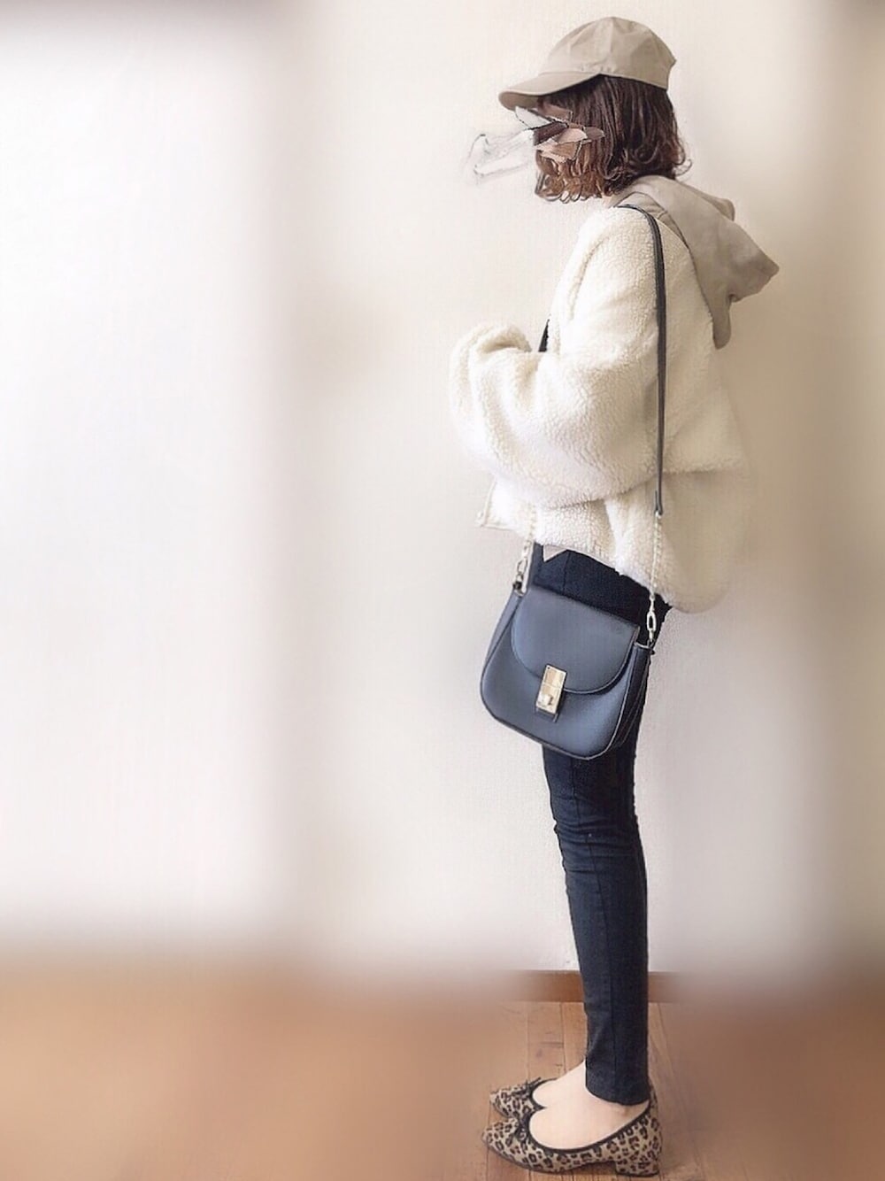 「レオパード、バレエシューズ、ボアジャケット、キャップ、スキニーデニム、秋冬、カジュアルコーデ、ストリート服が好き、黒スキニー、レオパードシューズ」｜「natural coutureのNewボアブルゾン（ブルゾン、ホワイト系）」を使った、ぴょんさん（レディース・167cm）の秋コーディネートの1枚目の写真