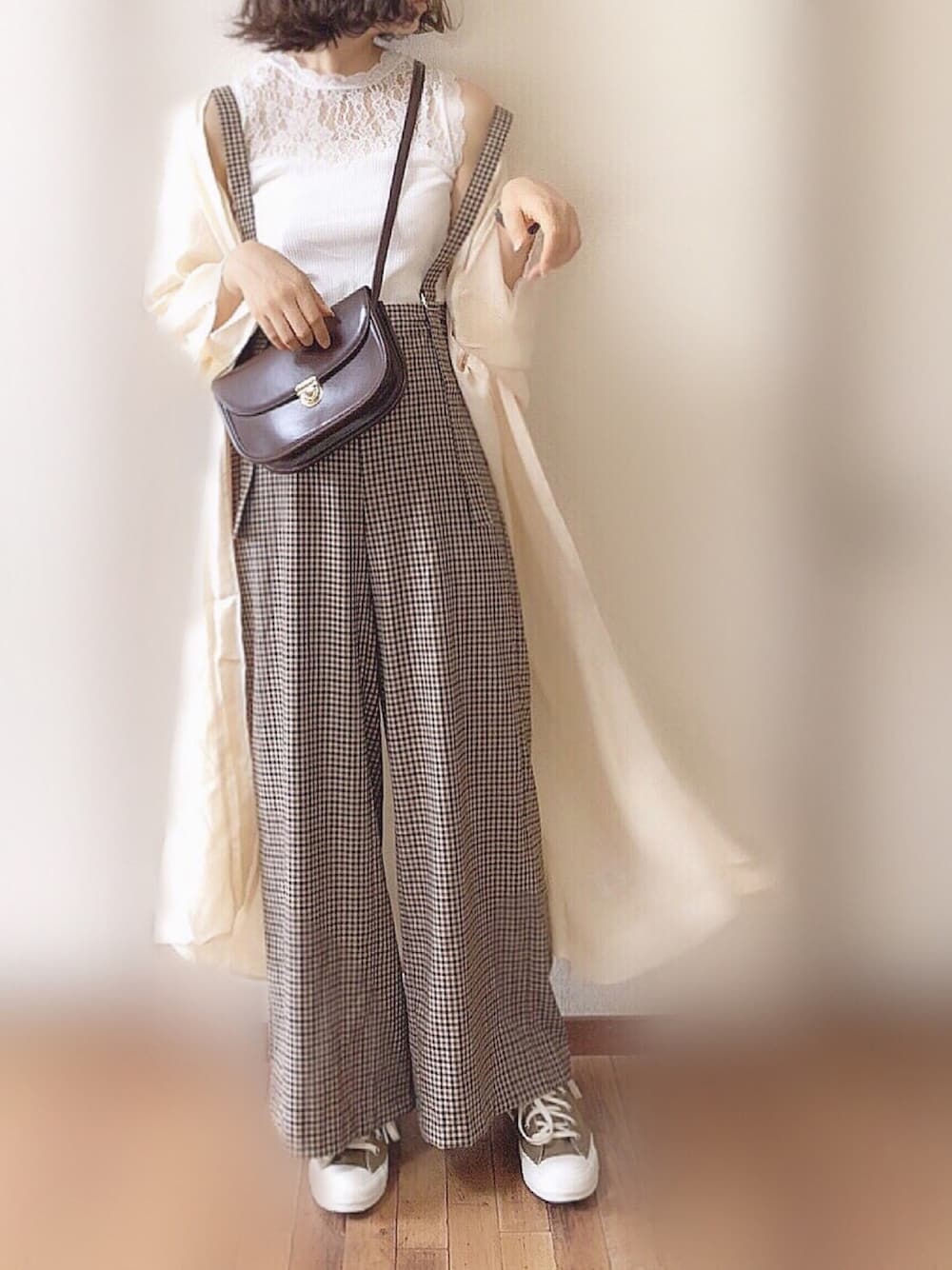 「休日スタイル、春コーデ、チェックパンツ、ガウン、ワイトパンツ、ハイネック、コンバース、ハイカットスニーカー」｜「Re:EDITのベルトロープ付きキモノスリーブガウンカーディガン（カーディガン/ボレロ、ベージュ系）」を使った、ぴょんさん（レディース・167cm）の春コーディネートの1枚目の写真