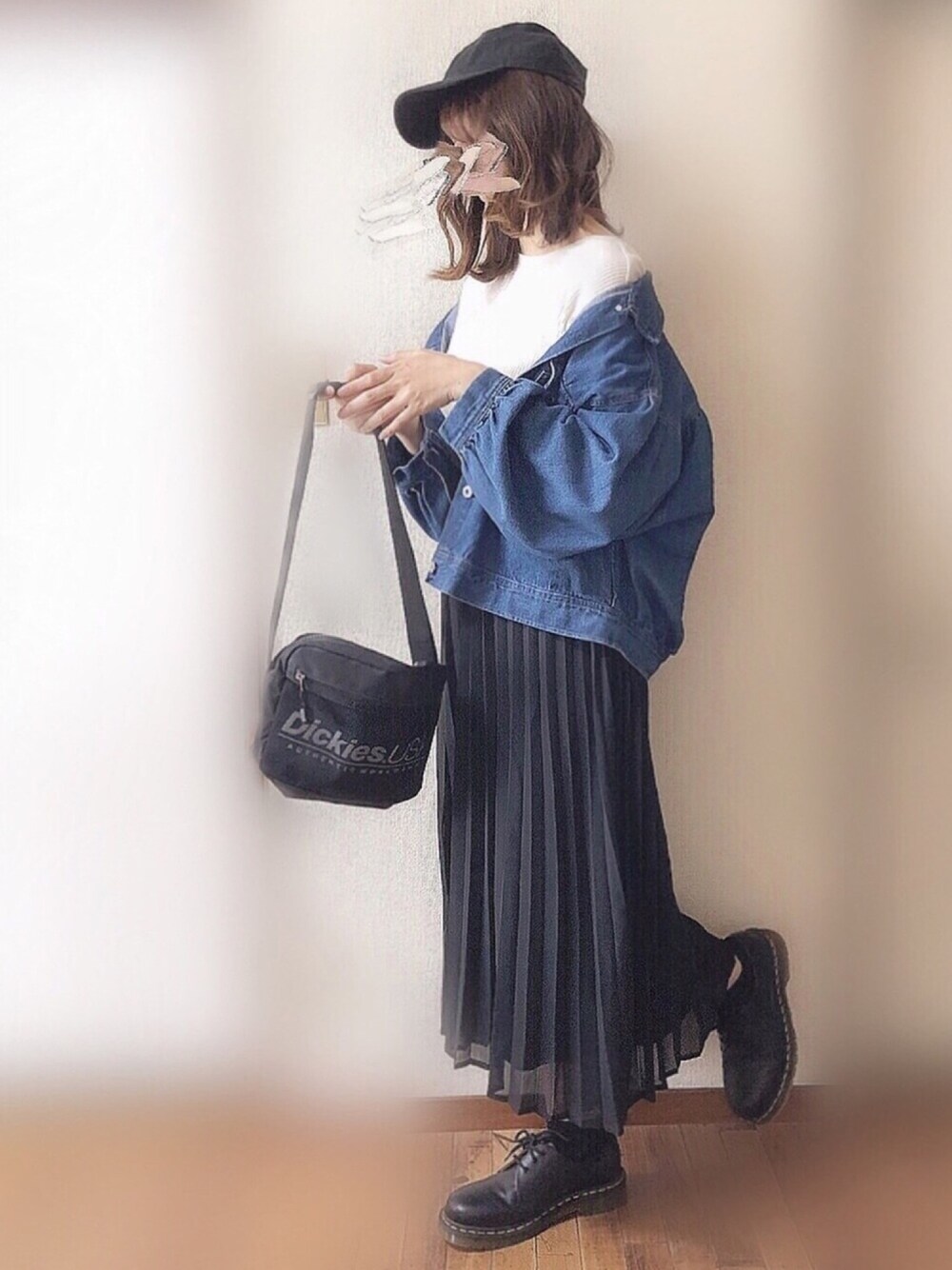 「春、Gジャン、プリーツスカート、ワッフルクルーネックＴ、Dr.Martens、ショルダーバッグ、キャップ、マタニティコーデ、マタニティ、春コーデ」｜「mysticのボリュームGジャン（デニムジャケット、ブルー系）」を使った、ぴょんさん（レディース・167cm）の春コーディネートの1枚目の写真
