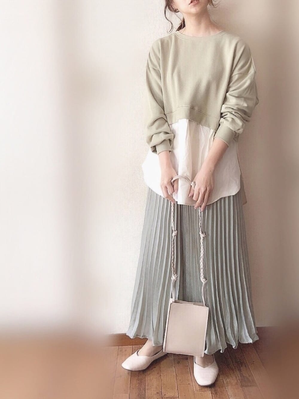 グリーン系のスカート、グリーン系のシャツ/ブラウス、その他のパンプスを着用したレディースの冬コーディネートの1枚目の写真