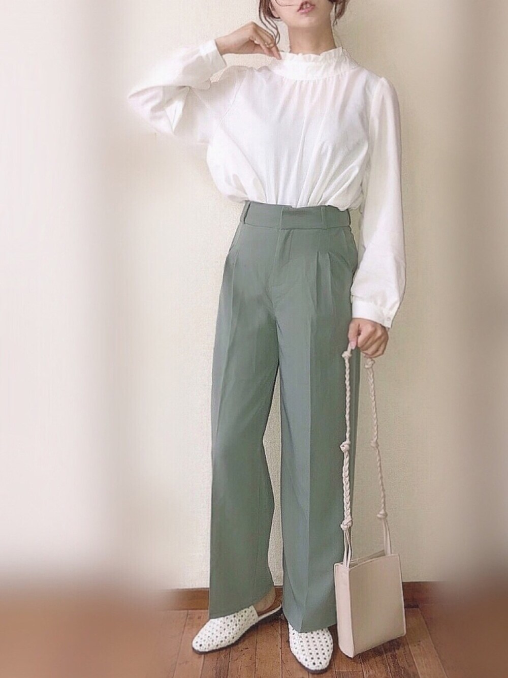 グリーン系のその他パンツ、ホワイト系のシャツ/ブラウス、ホワイト系のサンダルを着用したレディースの春コーディネートの1枚目の写真