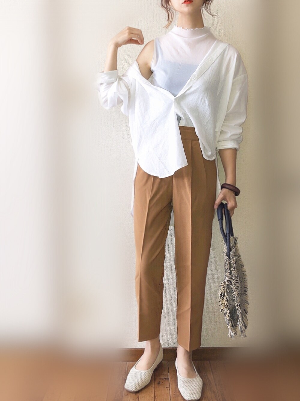 ホワイト系のシャツ/ブラウス、イエロー系のその他パンツ、ホワイト系のタンクトップを着用したレディースの春コーディネートの1枚目の写真