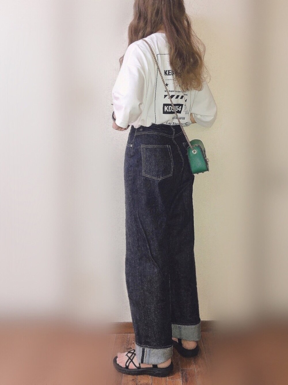 ホワイト系のTシャツ/カットソー、ブルー系のデニムパンツ、グリーン系のショルダーバッグを着用したレディースの夏コーディネートの1枚目の写真