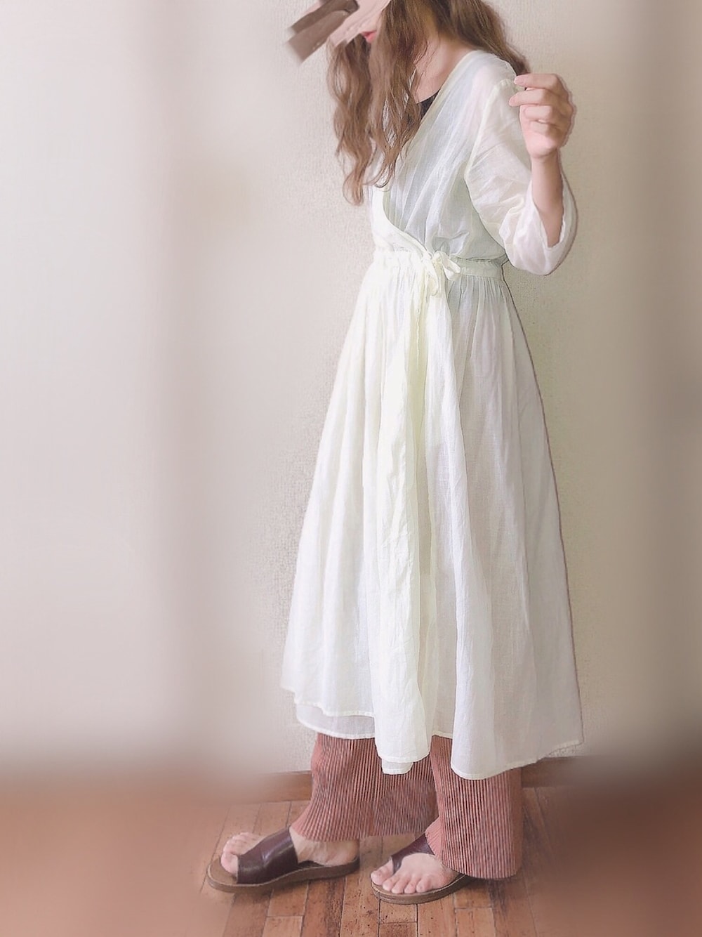 オレンジ系のその他パンツ、ホワイト系のワンピース、ブラウン系のサンダルを着用したレディースの夏コーディネートの1枚目の写真