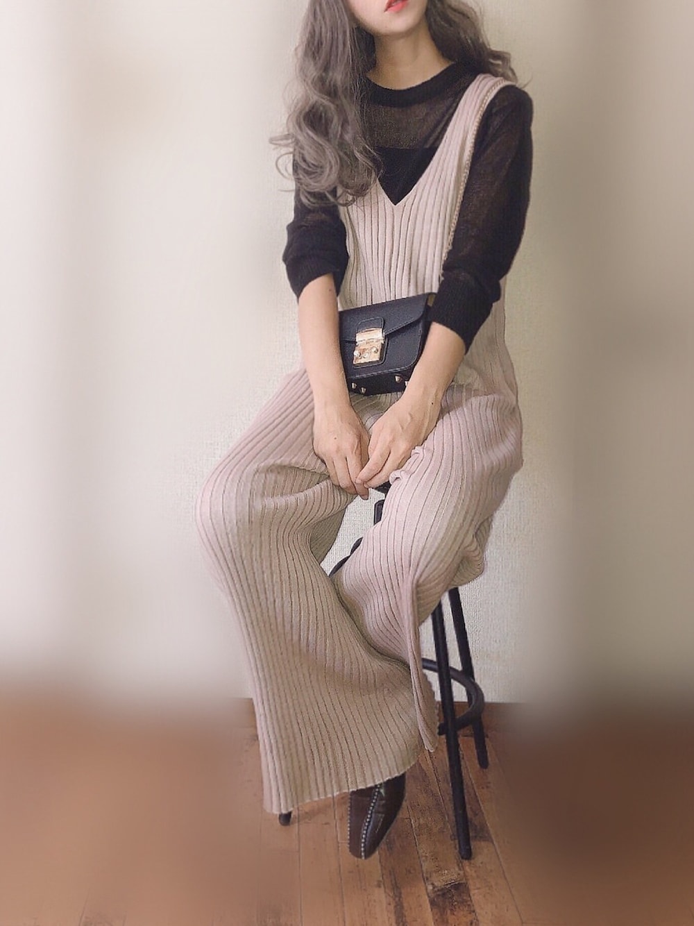 ベージュ系のサロペット/オーバーオール、ブラック系のTシャツ/カットソー、ブラウン系のローファーを着用したレディースの秋コーディネートの1枚目の写真