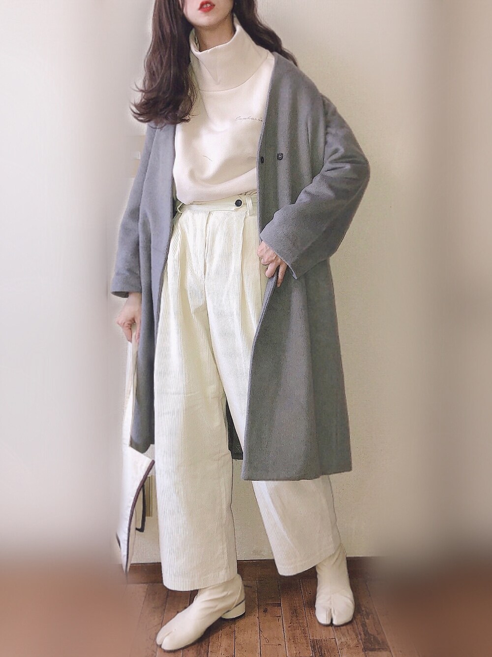 「年末WEAR感謝祭、モノトーンコーデ、ホワイトコーデ、ロングコート、コーデュロイパンツ、タートルネック、PR、オトナカジュアル」｜「SENSE OF PLACE by URBAN RESEARCHのウールビーバーノーカラーコート（ノーカラーコート、ブラウン系）」を使った、ぴょんさん（レディース・167cm）の冬コーディネートの1枚目の写真