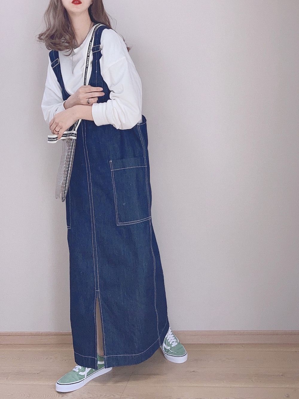 「シンプル、デニム、ジャンパースカート、サロペット、グリーン、カジュアル、ママファッション、春コーデ、スニーカーコーデ」｜「FREAK'S STOREのポケットビッグロンT(ビッグシルエットトップス、オータムカラー)（Tシャツ/カットソー、ホワイト系）」を使った、ぴょんさん（レディース・167cm）の春コーディネートの1枚目の写真