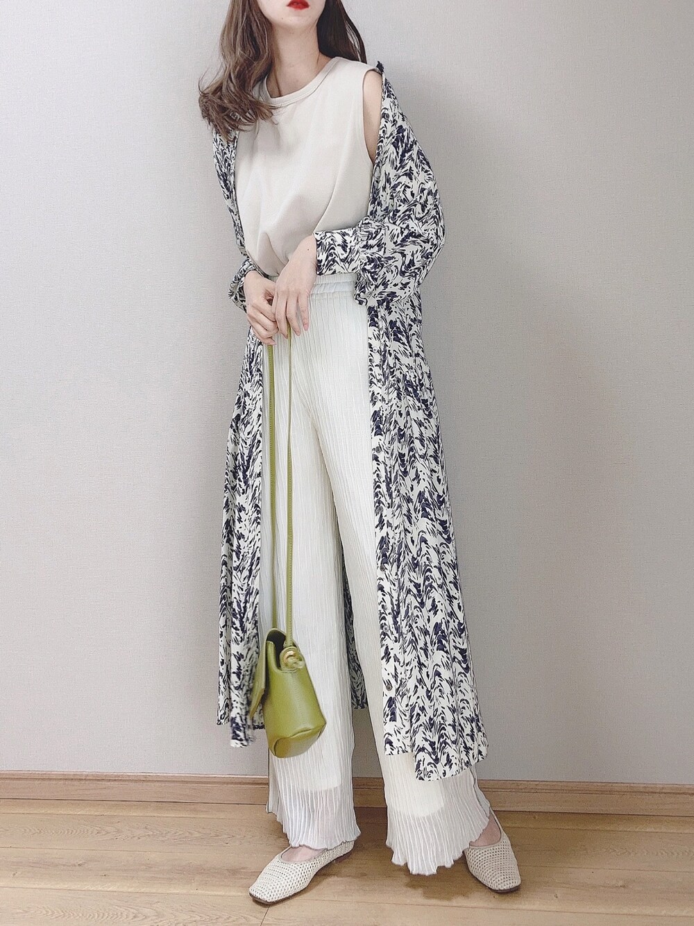 ホワイト系のシャツワンピース、グリーン系のショルダーバッグ、ホワイト系のその他パンツを着用したレディースの春コーディネートの1枚目の写真