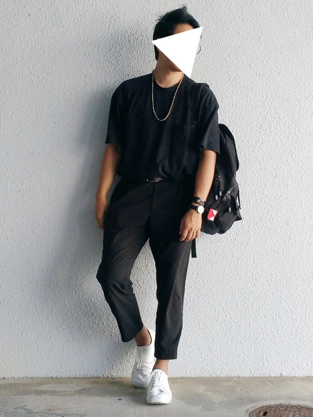 「今日のコーデ、モノトーン、黒Tシャツ、ビッグT、タックイン、アンクルパンツ、スラックス、白スニーカー、黒リュック、プチプラ」｜「GUのアイテム（スラックス、ブラック系）」を使った、けびすけさん（メンズ・174cm）の夏コーディネートの1枚目の写真