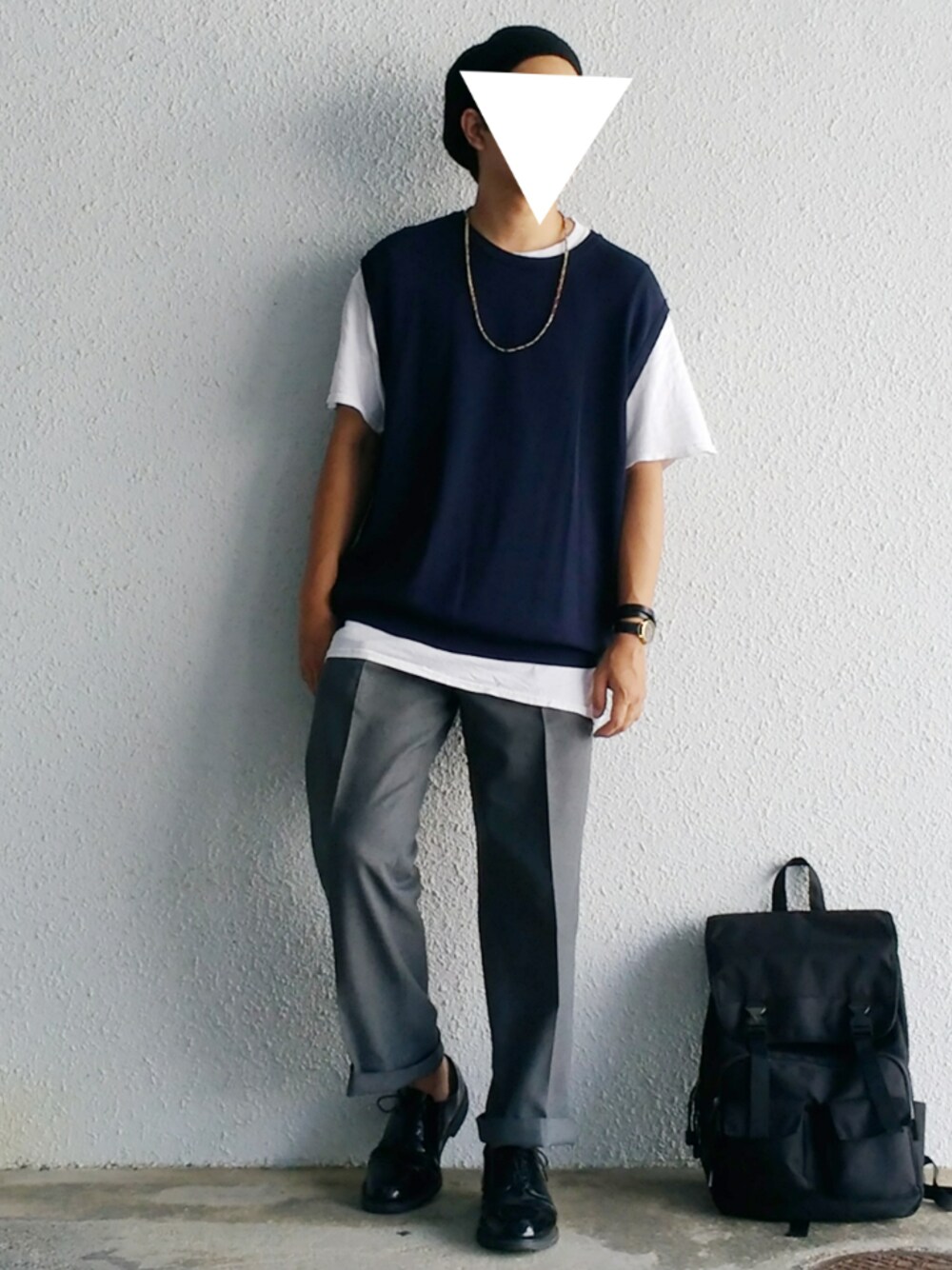 ブルー系のニット/セーター、ホワイト系のTシャツ/カットソー、グレー系のスラックスを着用したメンズの夏コーディネートの1枚目の写真