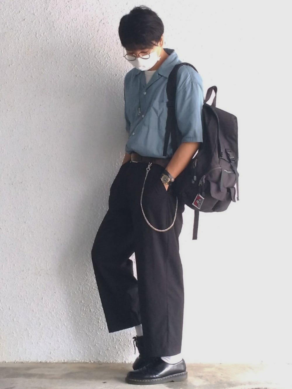 「今日のコーデ、オープンカラーシャツ、タックイン、ワイドパンツ、スラックス、Dr.Martens、ウォレットチェーン、黒リュック、プチプラ、プチプラコーデ」｜「BACK NUMBERのアイテム（シャツ/ブラウス、ブルー系）」を使った、けびすけさん（メンズ・174cm）の秋コーディネートの1枚目の写真