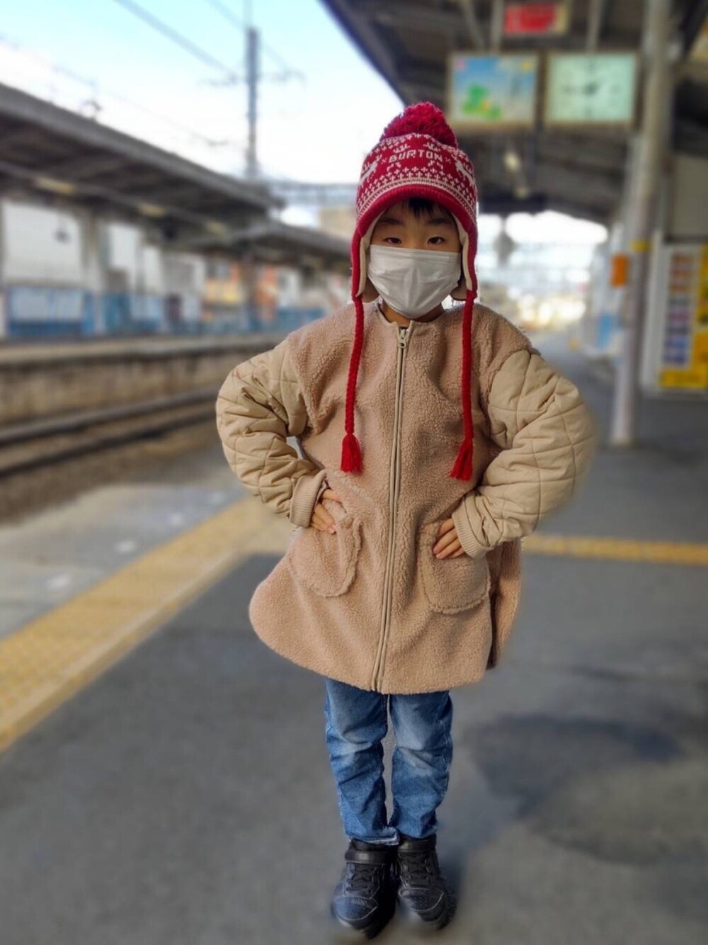 「BURTONのアイテム（ニットキャップ/ビーニー、レッド系）」を使った、hikkyさん（キッズ・120cm）の冬コーディネートの1枚目の写真