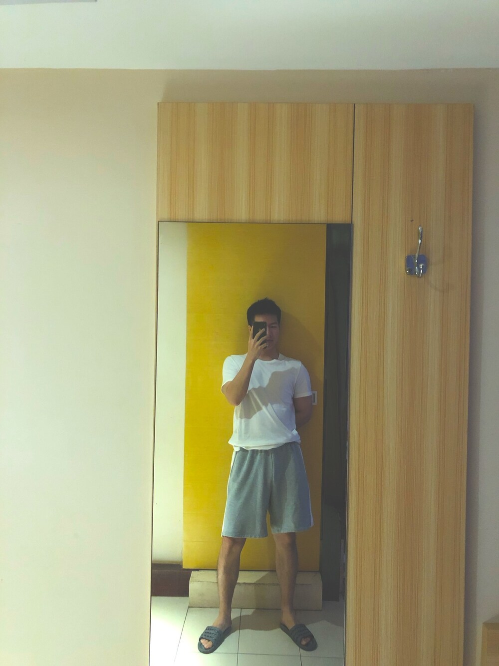 「Hollisterのアイテム（Tシャツ/カットソー、ホワイト系）」を使った、LeeKong_Sirさん（メンズ・173cm）の秋コーディネートの1枚目の写真