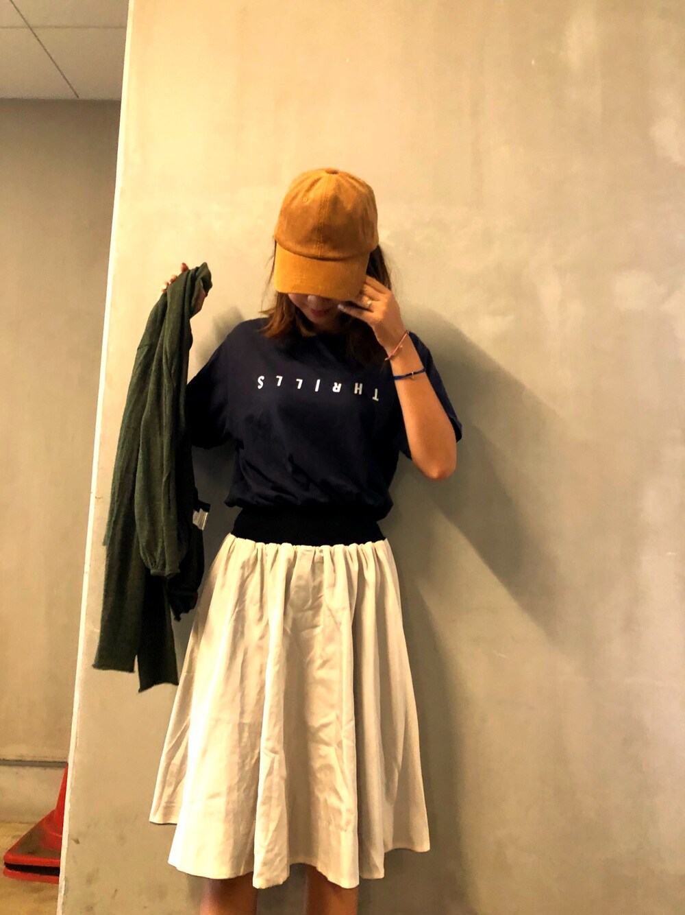 ブラック系のTシャツ/カットソー、ホワイト系のスカートを着用したレディースの秋コーディネートの1枚目の写真