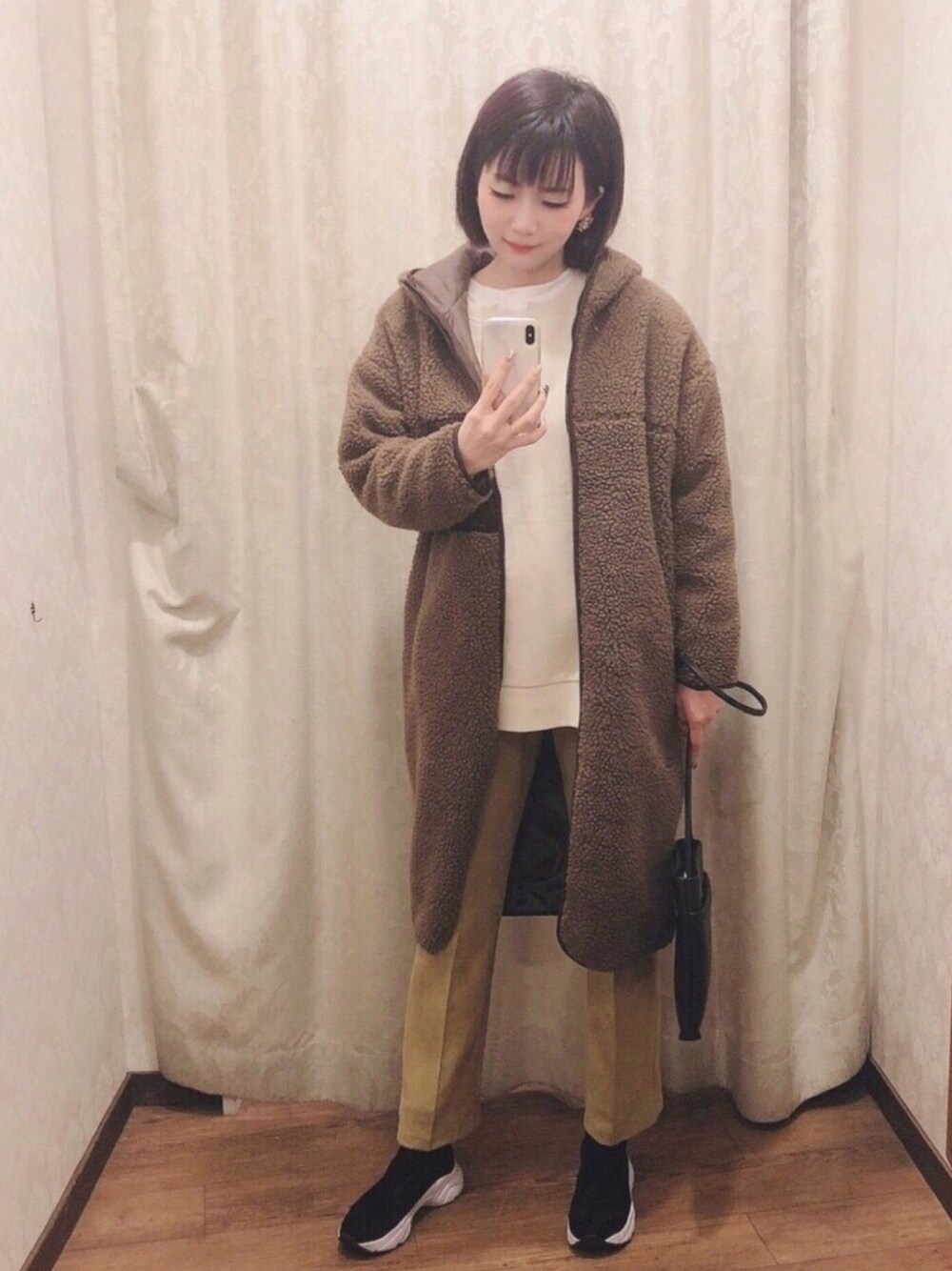 ホワイト系のスウェット、ホワイト系のTシャツ/カットソー、イエロー系のその他パンツを着用したレディースの冬コーディネートの1枚目の写真