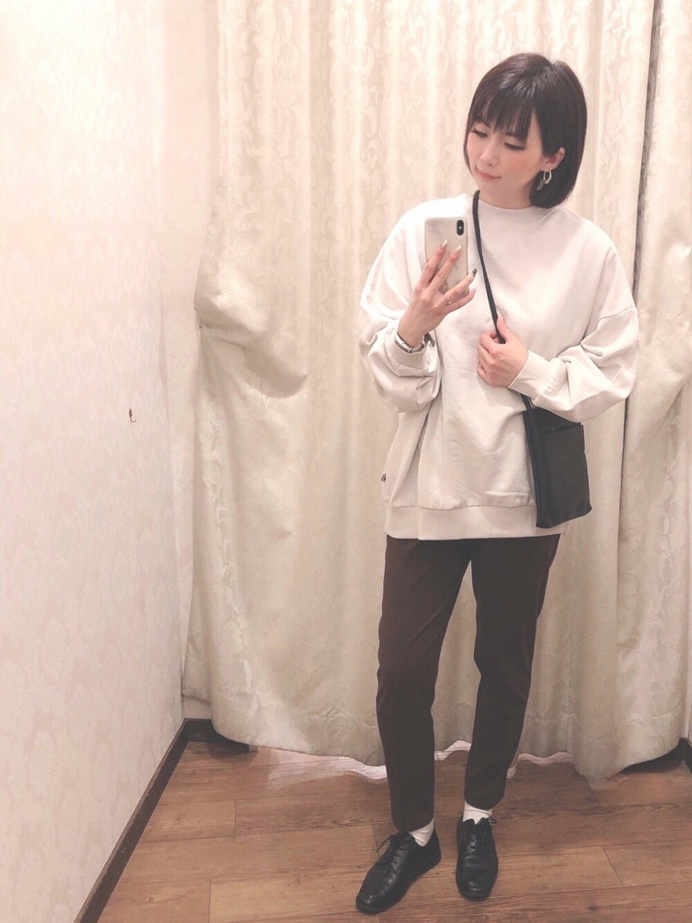 ホワイト系のスウェット、ブラウン系のその他パンツ、ブラック系のその他シューズを着用したレディースの冬コーディネートの1枚目の写真