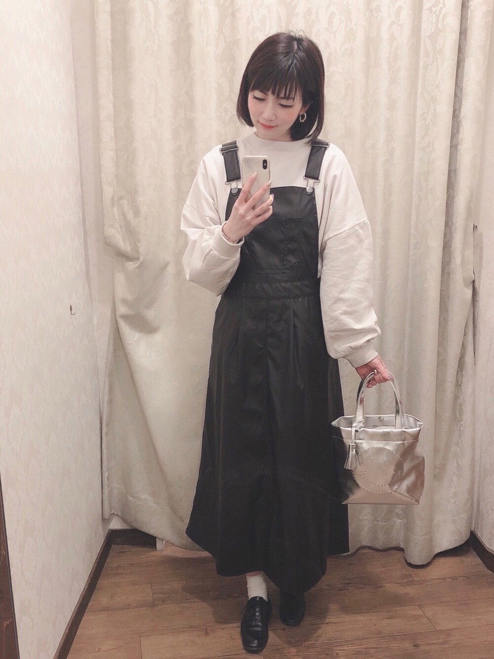 ホワイト系のスウェット、ブラック系のその他シューズ、シルバー系のトートバッグを着用したレディースの冬コーディネートの1枚目の写真