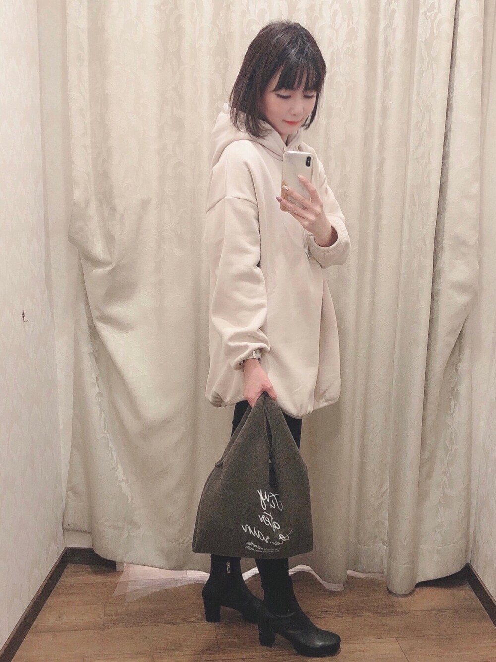 ブラック系のその他パンツ、ブラウン系のトートバッグ、ブラック系のブーツを着用したレディースの冬コーディネートの1枚目の写真