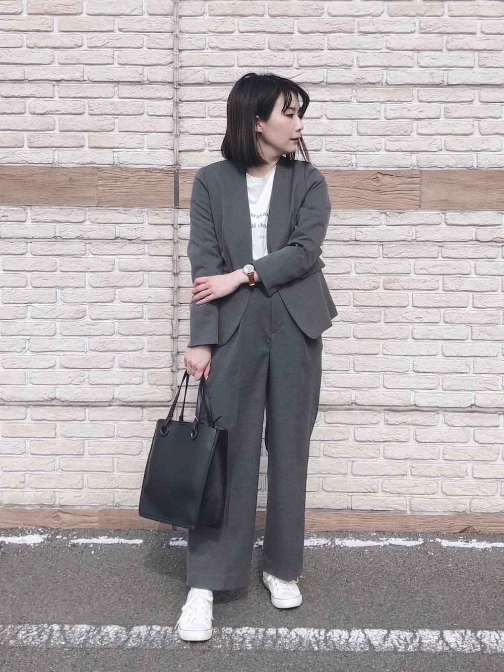 グレー系のノーカラージャケット、グレー系のその他パンツ、ホワイト系のスニーカーを着用したレディースの冬コーディネートの1枚目の写真