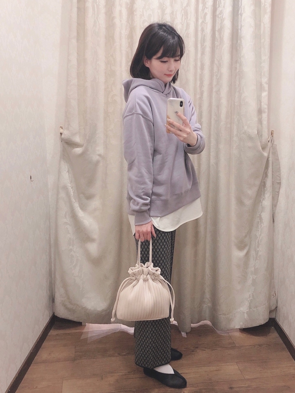 ブラック系のその他シューズ、ブラック系のその他パンツ、パープル系のパーカーを着用したレディースの冬コーディネートの1枚目の写真