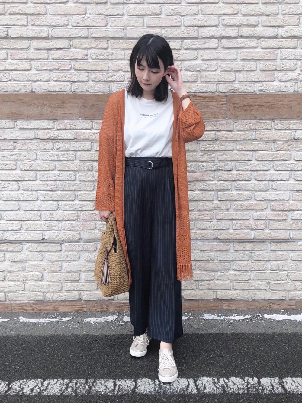 ブルー系のその他パンツ、ホワイト系のTシャツ/カットソー、ゴールド系のスニーカーを着用したレディースの春コーディネートの1枚目の写真