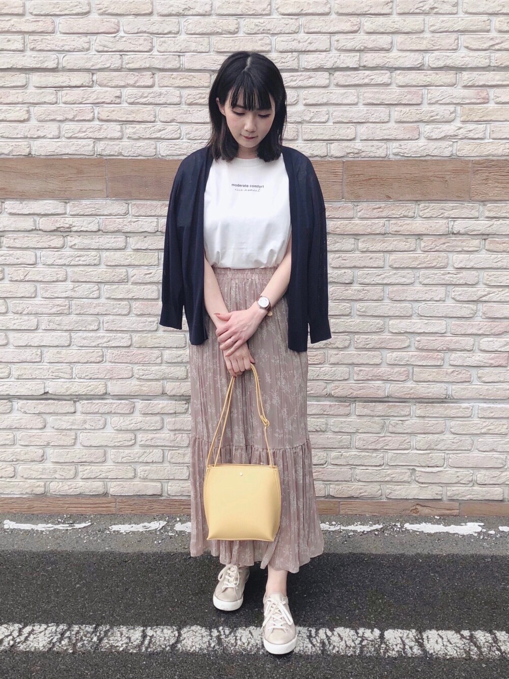 ホワイト系のTシャツ/カットソー、ブルー系のカーディガン/ボレロ、ゴールド系のスニーカーを着用したレディースの春コーディネートの1枚目の写真